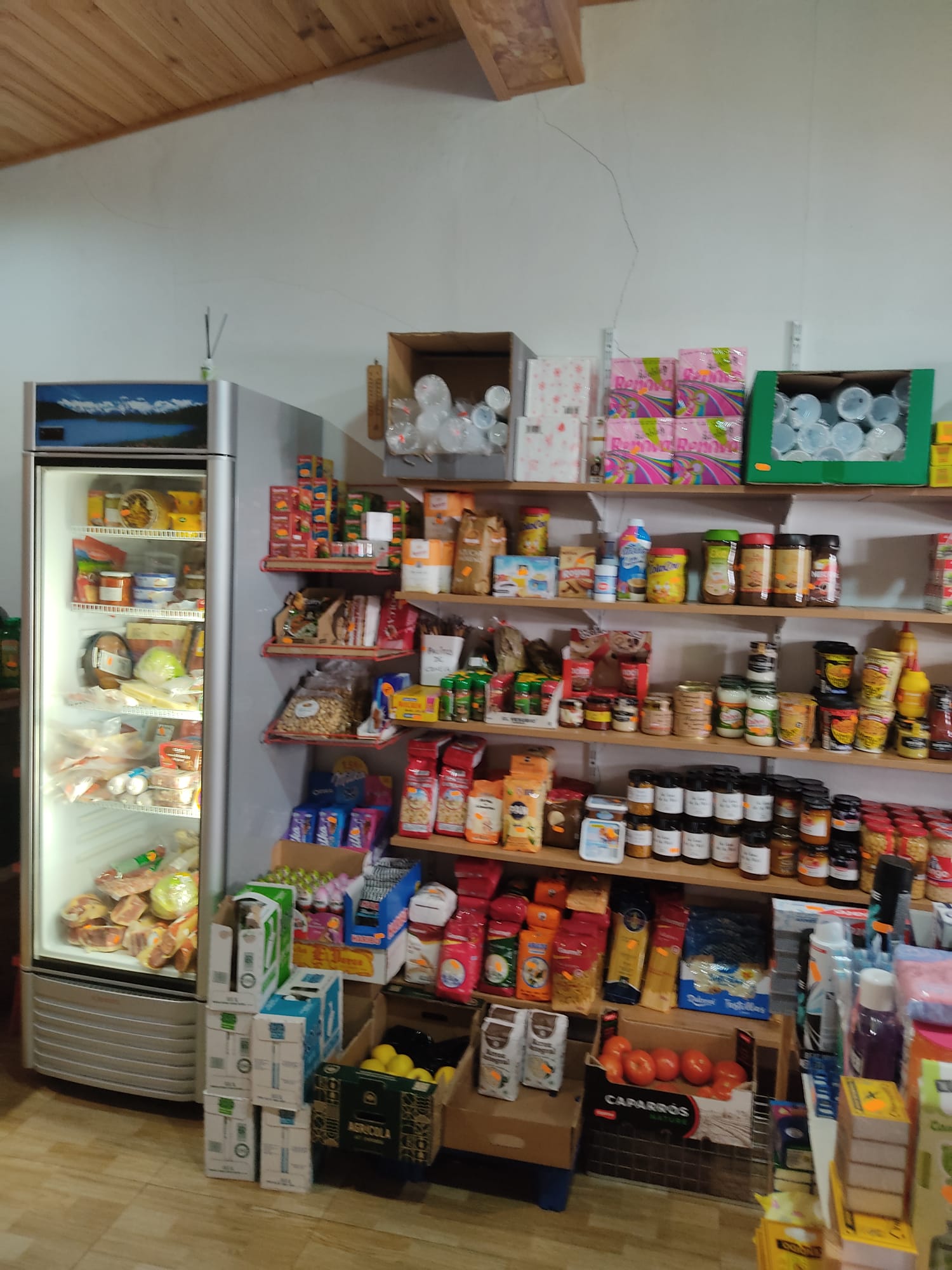 Estantería con productos de alimentación - Reyco Alimentación