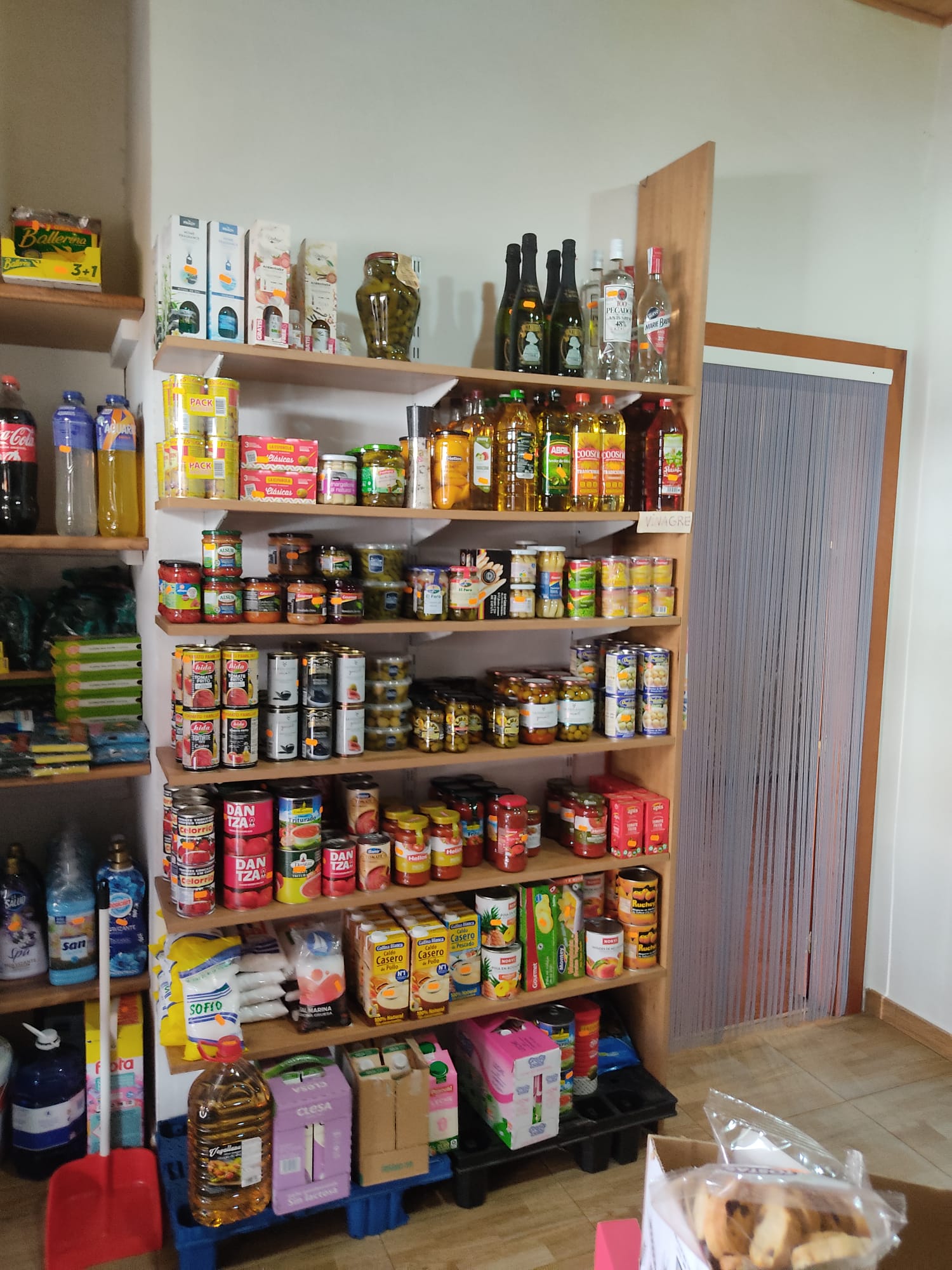 Estantería con productos de alimentación - Reyco Alimentación